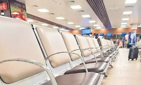 नागपुर एयरपोर्ट पर अव्यवस्थाओं का अंबार, कुर्सियों के किनारे से घायल हो रहे यात्री नागपुर एयरपोर्ट पर अव्यवस्थाओं का अंबार, कुर्सियों के किनारे से घायल हो रहे यात्री