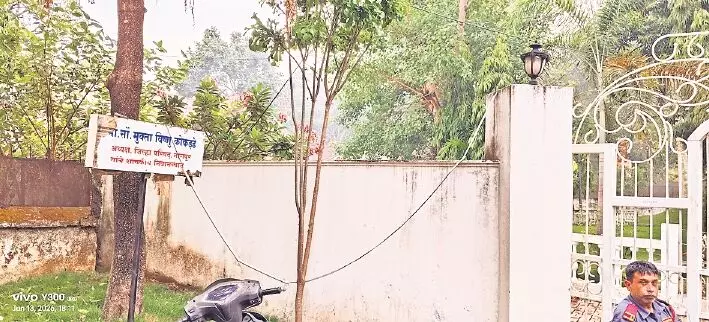 जिप अध्यक्ष का कार्यकाल समाप्त नेम प्लेट बढ़ा रही बंगले की शान, सुरक्षा में सिक्योरिटी गार्ड