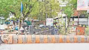 नाम फलक मिट्टी में दबकर महीनों से पड़ा, शहीद सम्मान के हकदार पर क्या सो रहे हैं जिम्मेदार नाम फलक मिट्टी में दबकर महीनों से पड़ा, शहीद सम्मान के हकदार पर क्या सो रहे हैं जिम्मेदार