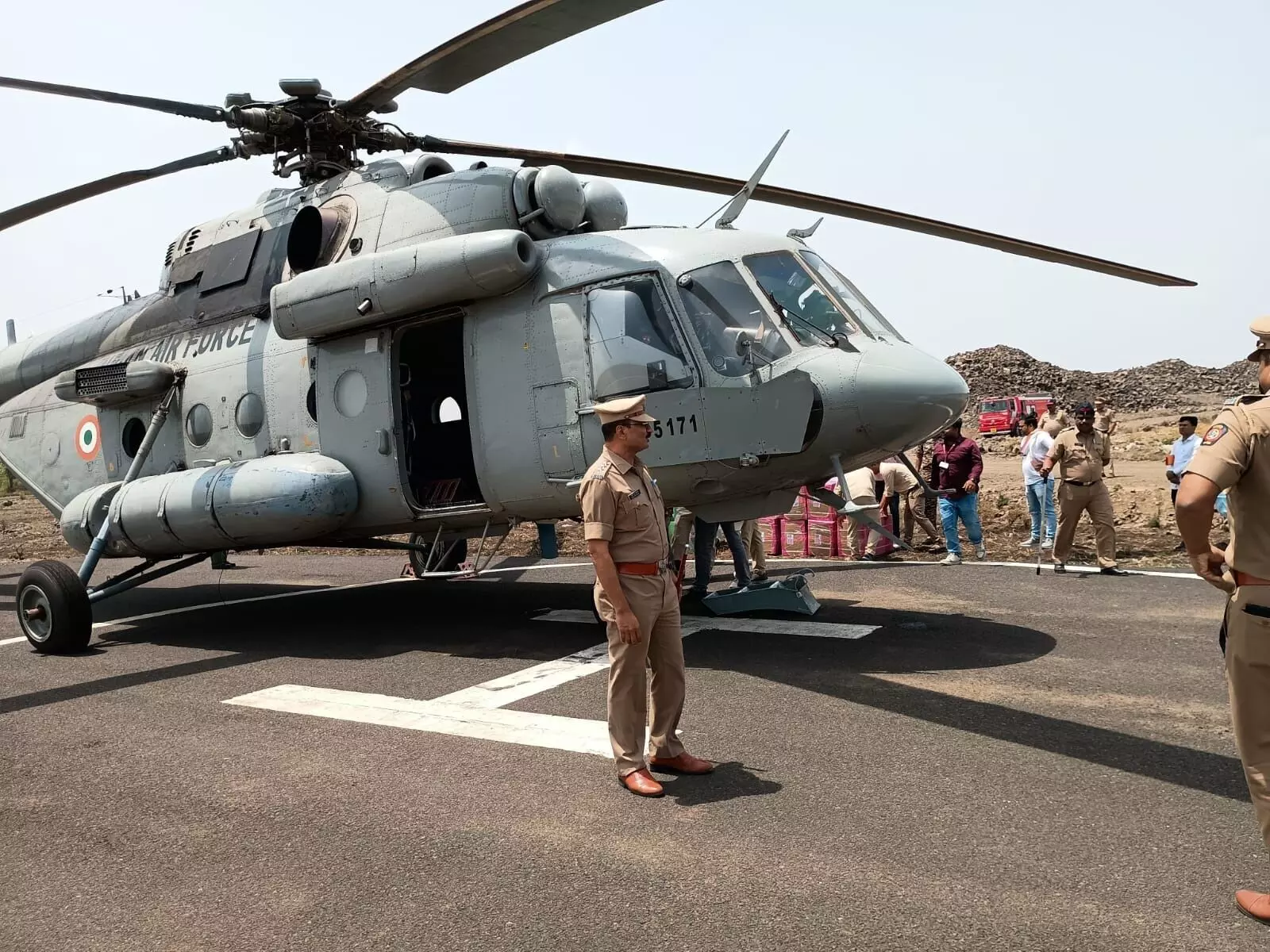 कड़ी सुरक्षा के बीच वायुसेना के चॉपर से अमरावती पहुंचे नीट के पेपर कड़ी सुरक्षा के बीच वायुसेना के चॉपर से अमरावती पहुंचे नीट के पेपर