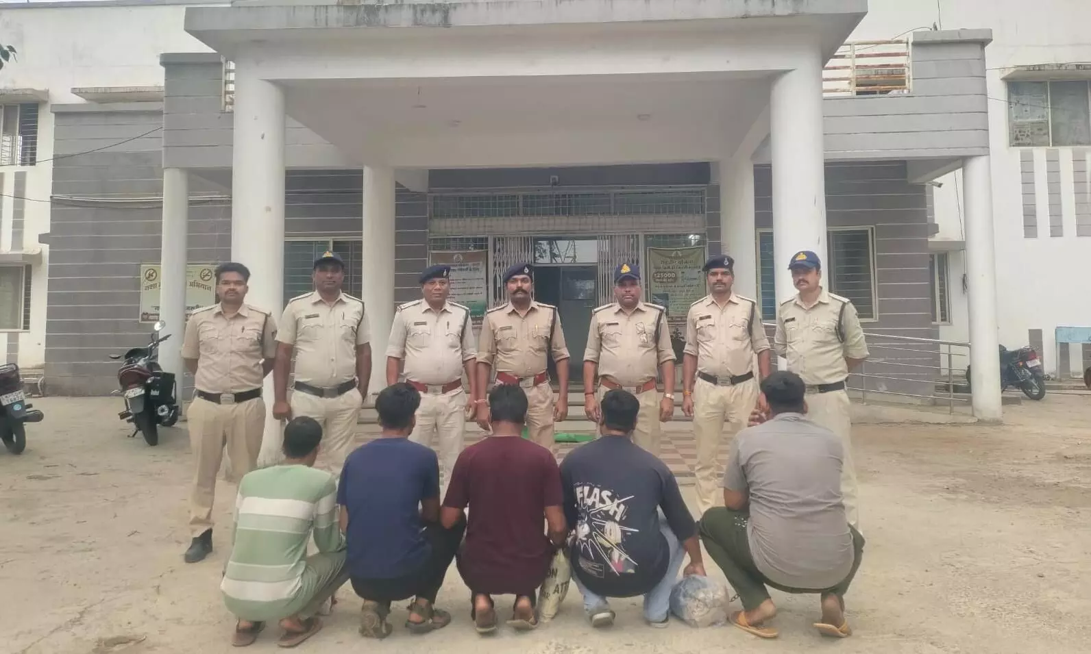 लाखों की ज्वेलरी चोरी करने वाले 5 आरोपियों को भेजा जेल, एक की तलाश जारी-फाेटो परासिया लाखों की ज्वेलरी चोरी करने वाले 5 आरोपियों को भेजा जेल, एक की तलाश जारी-फाेटो परासिया
