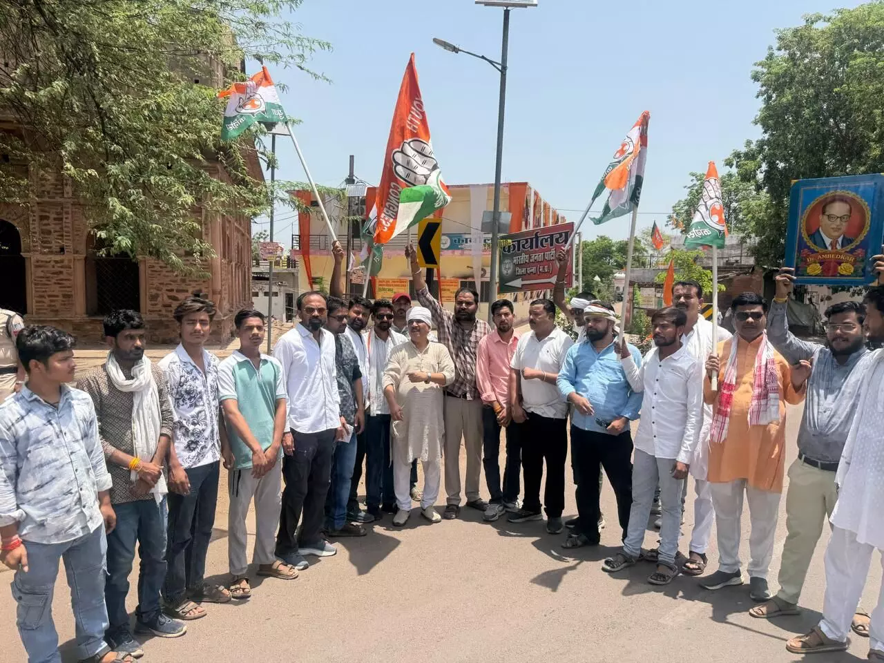 प्रदर्शन कर युवक कांग्रेस ने चुनाव आयोग का जलाया पुतला