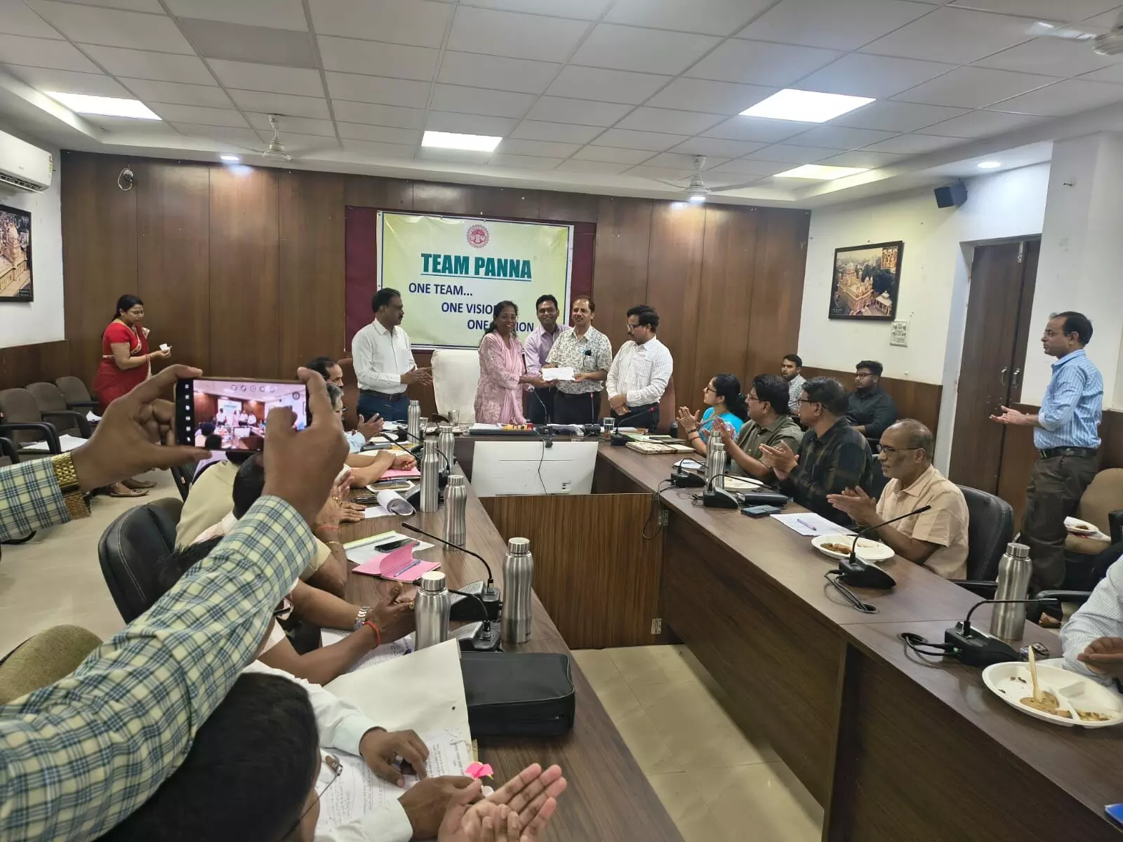 महाराज सागर तालाब के जीर्णोद्धार के लिए सौपी ५१ हजार रूपए राशि