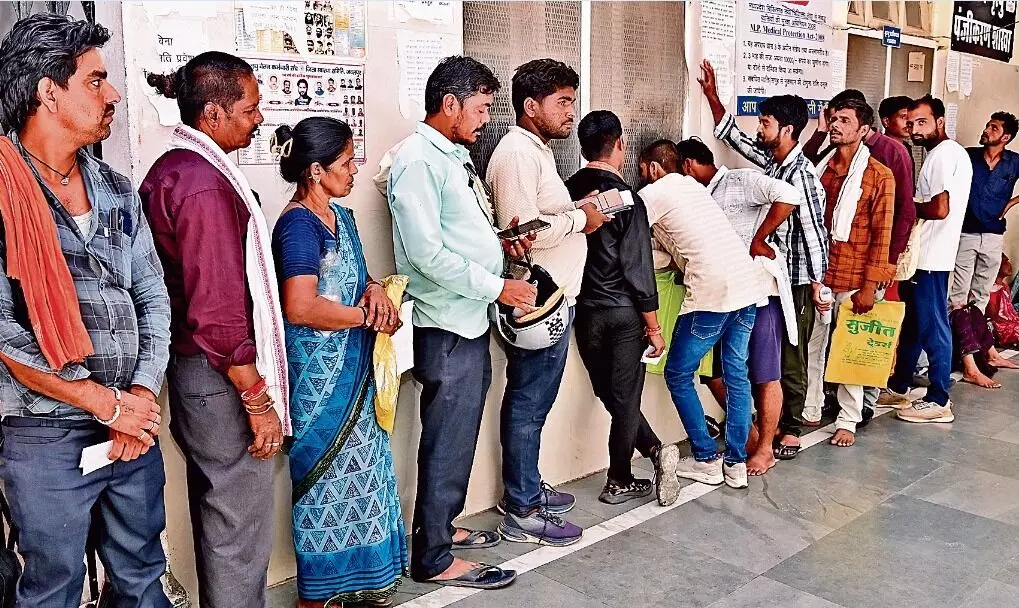 स्लो सिस्टम के नए फेर में उलझा जन्म मृत्यु प्रमाणपत्र, हजारों नागरिक परेशान स्लो सिस्टम के नए फेर में उलझा जन्म मृत्यु प्रमाणपत्र, हजारों नागरिक परेशान