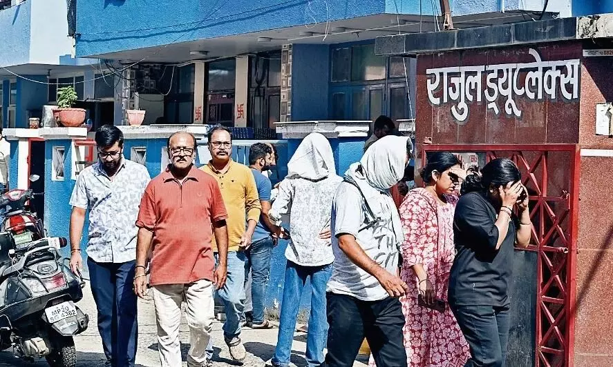 पिस्टल लेकर ब्यूटी पार्लर में घुसा, महिला पार्टनर को गोली मारी पिस्टल लेकर ब्यूटी पार्लर में घुसा, महिला पार्टनर को गोली मारी