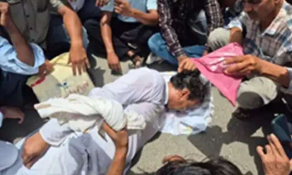 कलेक्ट्रेट के बाहर अचानक बेहोश होकर गिरे पूर्व मंत्री, इलाज कराने से भी किया इनकार
