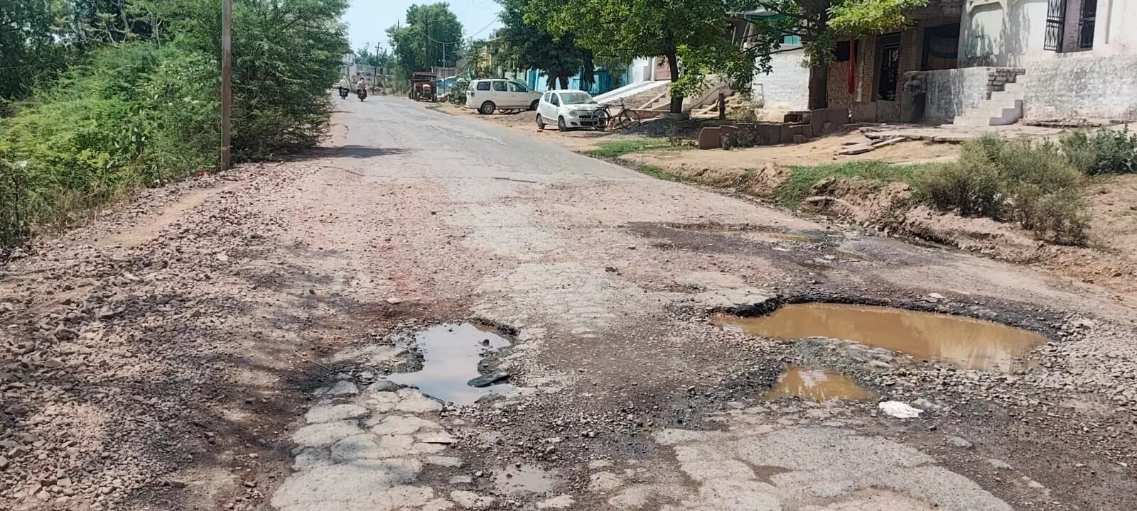 पवई-कटनी मार्ग की बदहाल सडक़ बनीं मुसीबत, गढ्ढों में तब्दील हुआ सफर पवई-कटनी मार्ग की बदहाल सडक़ बनीं मुसीबत, गढ्ढों में तब्दील हुआ सफर