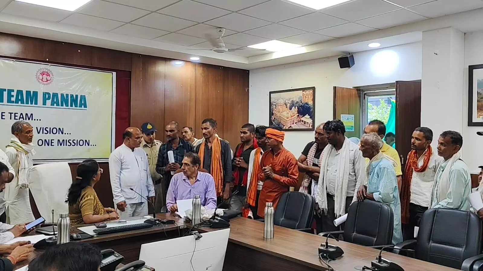 निर्मल नीर हादसे के पीडि़त परिवारों ने जनसुनवाई में लगाई न्याय की गुहार, 50-50 लाख रुपये मुआवजा एवं दोषियों पर कार्रवाई की मांग निर्मल नीर हादसे के पीडि़त परिवारों ने जनसुनवाई में लगाई न्याय की गुहार, 50-50 लाख रुपये मुआवजा एवं दोषियों पर कार्रवाई की मांग