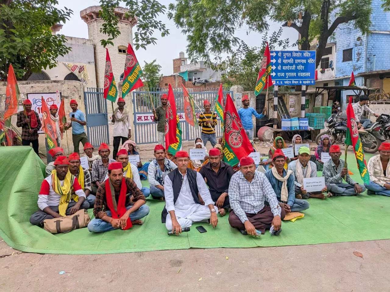 विद्युत कटौती व अनियमिताओं को लेकर सपा दिया धरना विद्युत कटौती व अनियमिताओं को लेकर सपा दिया धरना