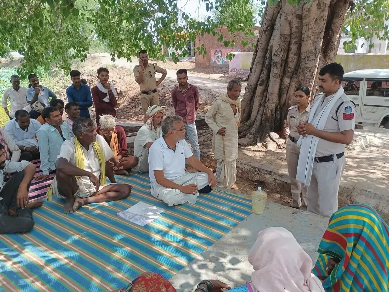 पदयात्रा रोकने पर आदिवासी दलित क्रांति सेना का धरना, प्रशासन के आश्वासन पर मामला शांत पदयात्रा रोकने पर आदिवासी दलित क्रांति सेना का धरना, प्रशासन के आश्वासन पर मामला शांत