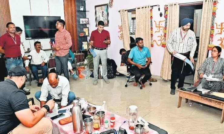 करोड़ों का आसामी निकला नगर निगम का अधिकारी, नकद लेन-देन के भी मिले सबूत