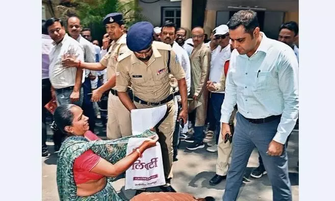 दिव्यांग बेटी और पति के साथ की गई मारपीट कलेक्टर के सामने आंचल फैलाकर मांगा न्याय