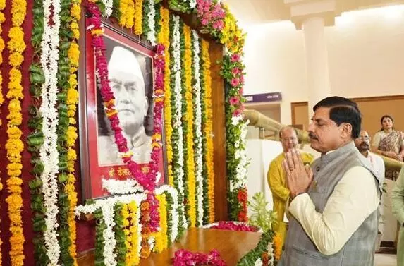 मुख्यमंत्री डॉ. यादव ने पूर्व मुख्यमंत्री स्व. कैलाश नाथ काटजू की जयंती पर पुष्पांजलि की अर्पित मुख्यमंत्री डॉ. यादव ने पूर्व मुख्यमंत्री स्व. कैलाश नाथ काटजू की जयंती पर पुष्पांजलि की अर्पित