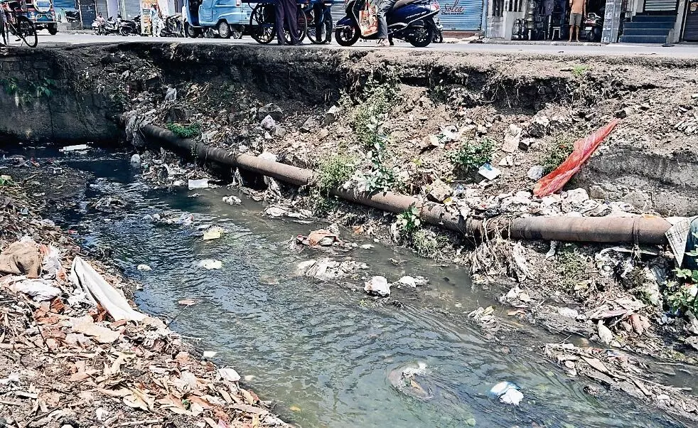 नालों में जर्जर पाइप लाइन..बारिश के दौर में कहीं संक्रामक रोगों की भी झड़ी न लगा दे ये लापरवाही
