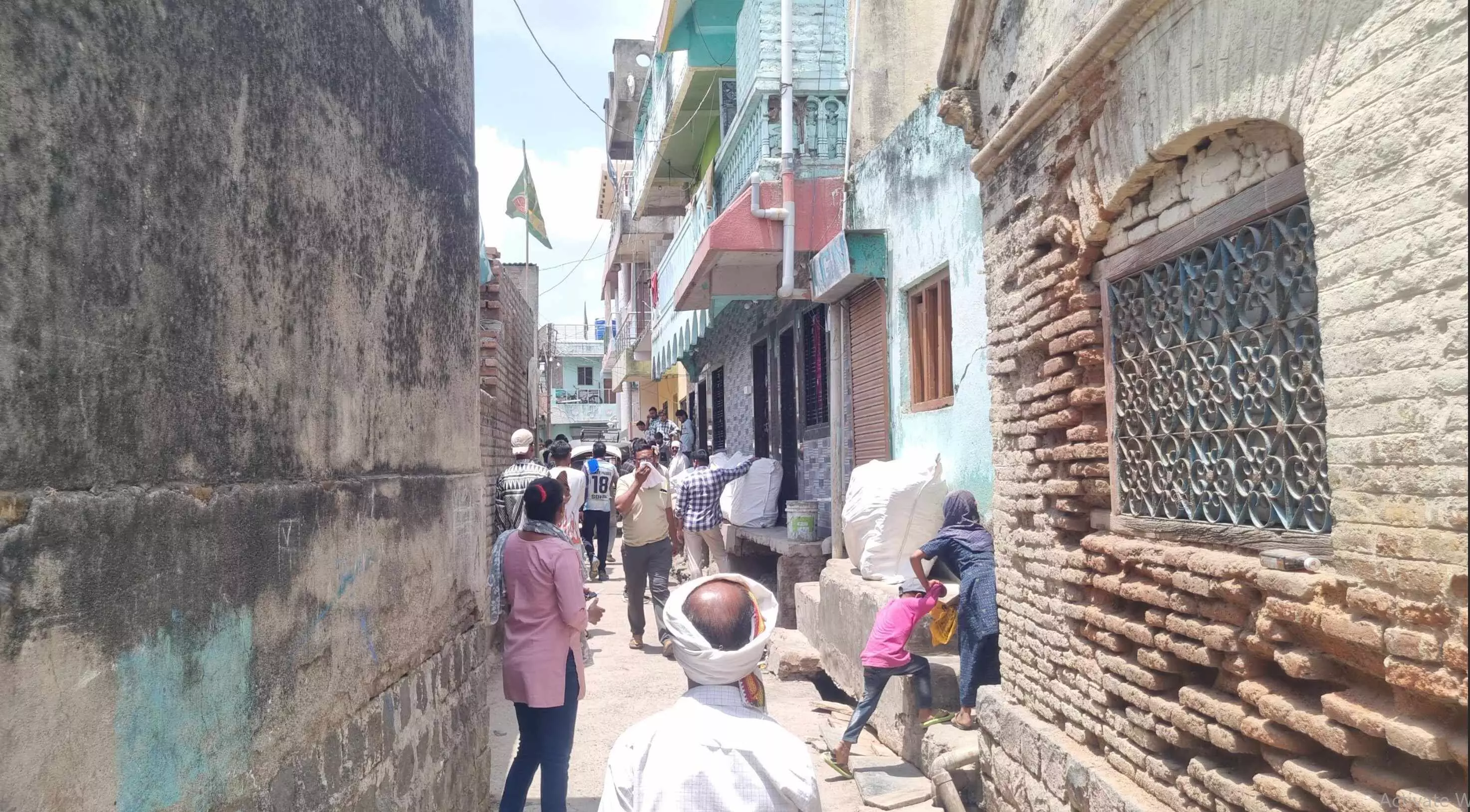 छापामारी में 18 लाख रुपए का प्रतिबंधित गुटखा जब्त, दो आरोपी फरार छापामारी में 18 लाख रुपए का प्रतिबंधित गुटखा जब्त, दो आरोपी फरार