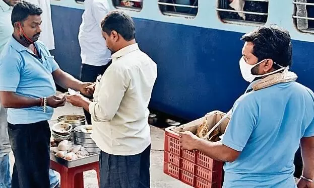 रेलवे स्टेशन और आउटर पर अवैध वेंडरों का कब्जा, 257 पर कार्रवाई रेलवे स्टेशन और आउटर पर अवैध वेंडरों का कब्जा, 257 पर कार्रवाई