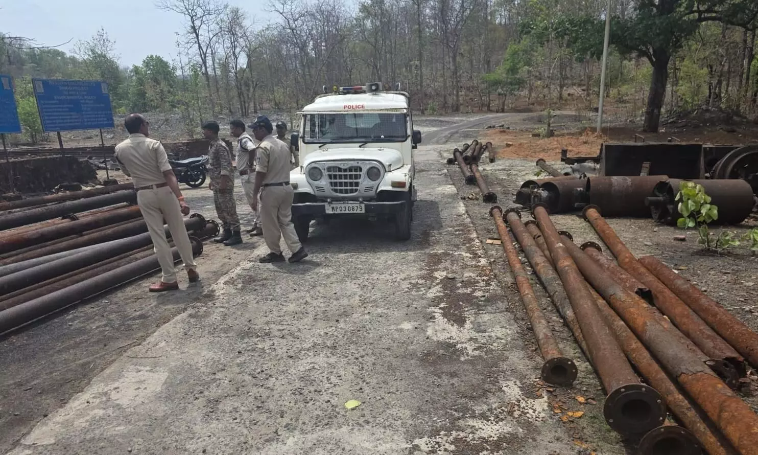 तानसी माइंस में सुरक्षा जवानों पर हमला, रायफल छीनने का प्रयास, हवाई फायर करने पर भागे आरोपी तानसी माइंस में सुरक्षा जवानों पर हमला, रायफल छीनने का प्रयास, हवाई फायर करने पर भागे आरोपी