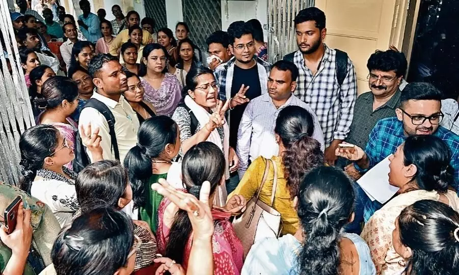 सब चाहते हैं राष्ट्रपति के हाथों हो सम्मान पर रादुविवि मजबूर, दिन भर हुआ हंगामा