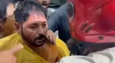 कोलकाता एयरपोर्ट पर मचा बवाल, अभिषेक बनर्जी के आने से पहले BJP-TMC कार्यकर्ताओं में हुई हाथापाई कोलकाता एयरपोर्ट पर मचा बवाल, अभिषेक बनर्जी के आने से पहले BJP-TMC कार्यकर्ताओं में हुई हाथापाई