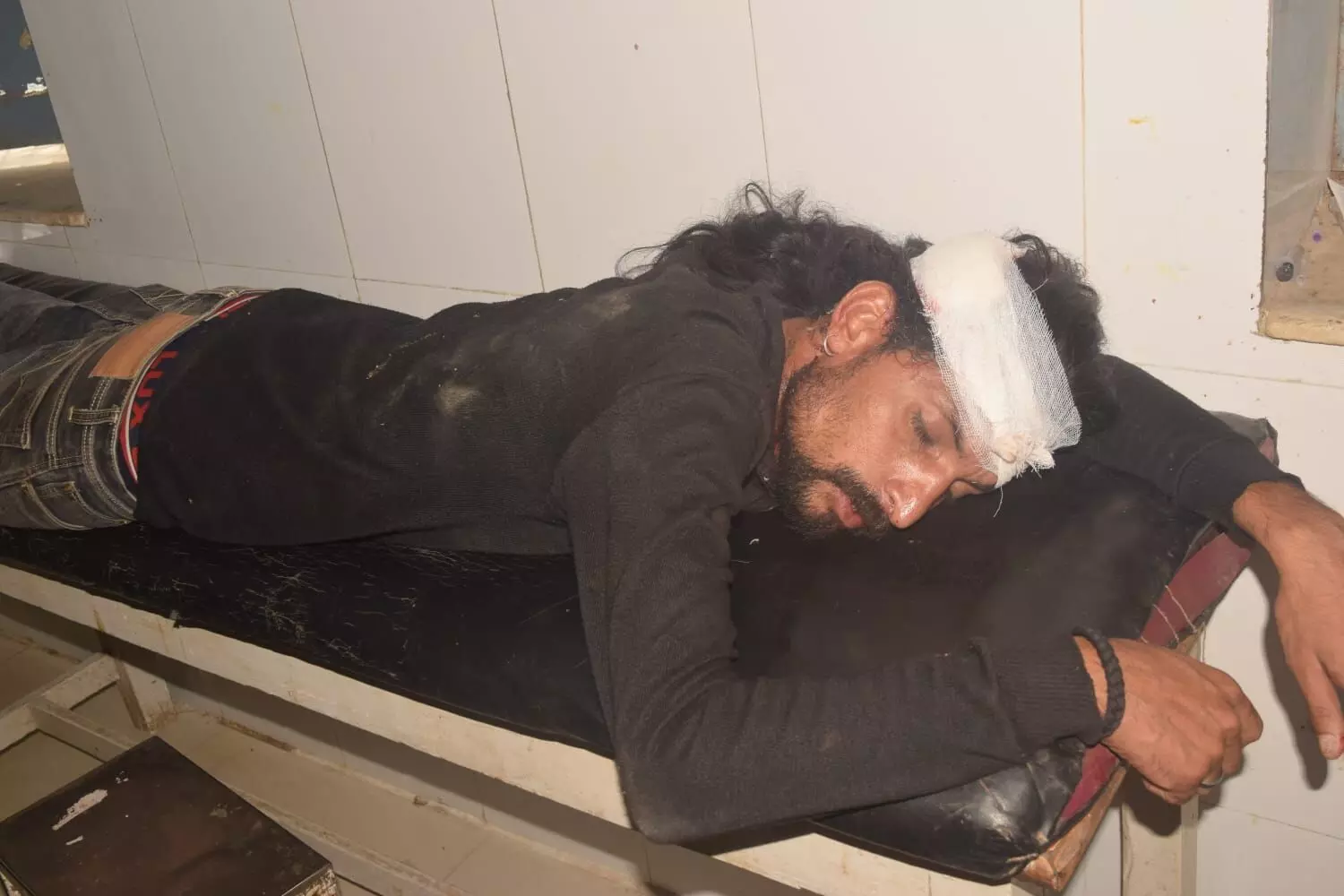 सिंधी कैंप में युवक पर हमला कर 5 हजार की लूट सिंधी कैंप में युवक पर हमला कर 5 हजार की लूट