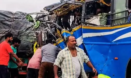जलपाईगुड़ी में NH-27 हाइवे पर बस -लॉरी की भीषण टक्कर, 4 की मौत 29 लोग घायल जलपाईगुड़ी में NH-27 हाइवे पर बस -लॉरी की भीषण टक्कर, 4 की मौत 29 लोग घायल
