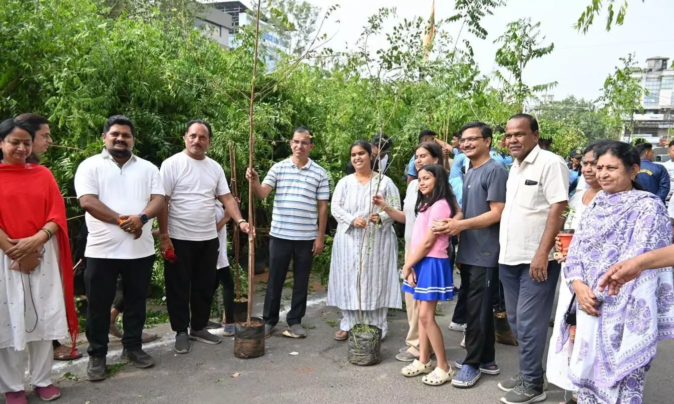 योग दिवस पर हरियाली बढ़ाने मनपा प्रशासन का अनूठा प्रयास, साधकों को पौधों की रोप का वितरण
