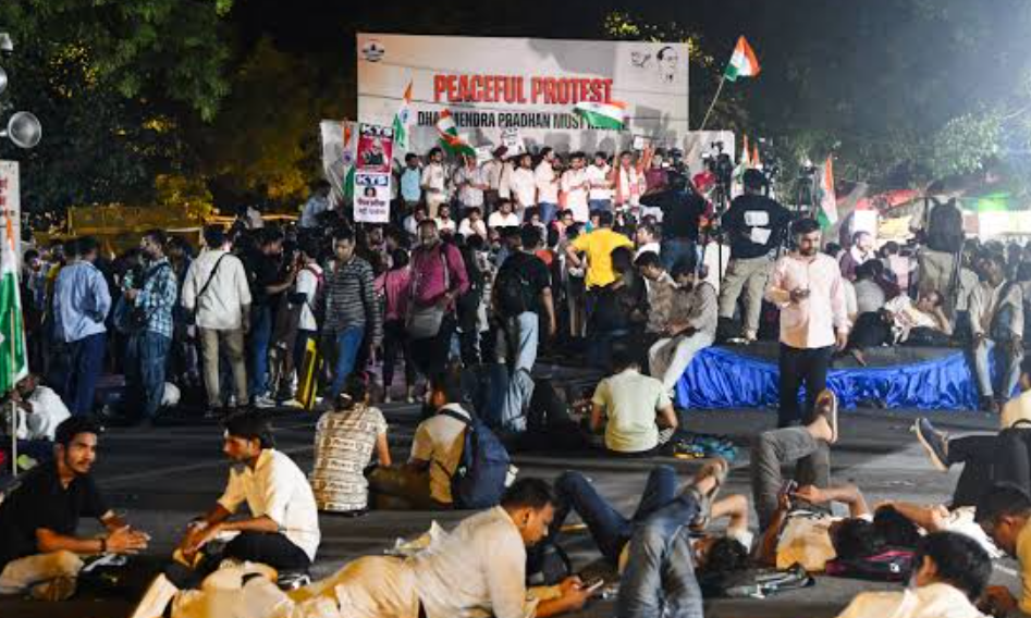 दूसरे दिन भी जंतर-मंतर पर डटे कॉकरोच, अभिजीत दीपके की NEET री-एग्जाम देने वाले छात्रों से  खास