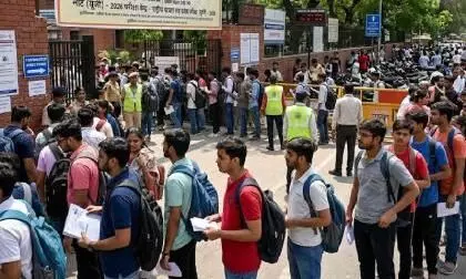 भीड़ देखकर पुलिस के भी छूटे पसीने, शहर के कई मार्गों पर वाहन रेंगते नजर आए भीड़ देखकर पुलिस के भी छूटे पसीने, शहर के कई मार्गों पर वाहन रेंगते नजर आए