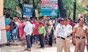 छात्र परेशान, फिजिक्स ने बढ़ाई टेंशन, कट ऑफ पर नजर, परीक्षा देने के पहले तनाव बाद में भी कम नहीं हुई चिंता छात्र परेशान, फिजिक्स ने बढ़ाई टेंशन, कट ऑफ पर नजर, परीक्षा देने के पहले तनाव बाद में भी कम नहीं हुई चिंता