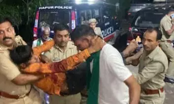 दिल्ली लखनऊ हाईवे पर बड़ा दर्दनाक सड़क हादसा, बस से उतर रहे यात्रियों को ट्रक ने कुचला, दो की मौत, दर्जनभर घायल
