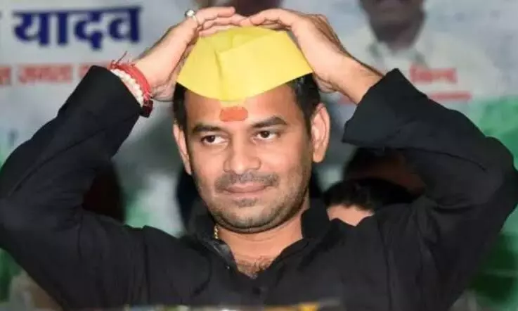 लैपटॉप, फोन, सोना और कैश गायब...तेज प्रताप यादव के घर लाखों की चोरी, करीबी पर लगा आरोप लैपटॉप, फोन, सोना और कैश गायब...तेज प्रताप यादव के घर लाखों की चोरी, करीबी पर लगा आरोप