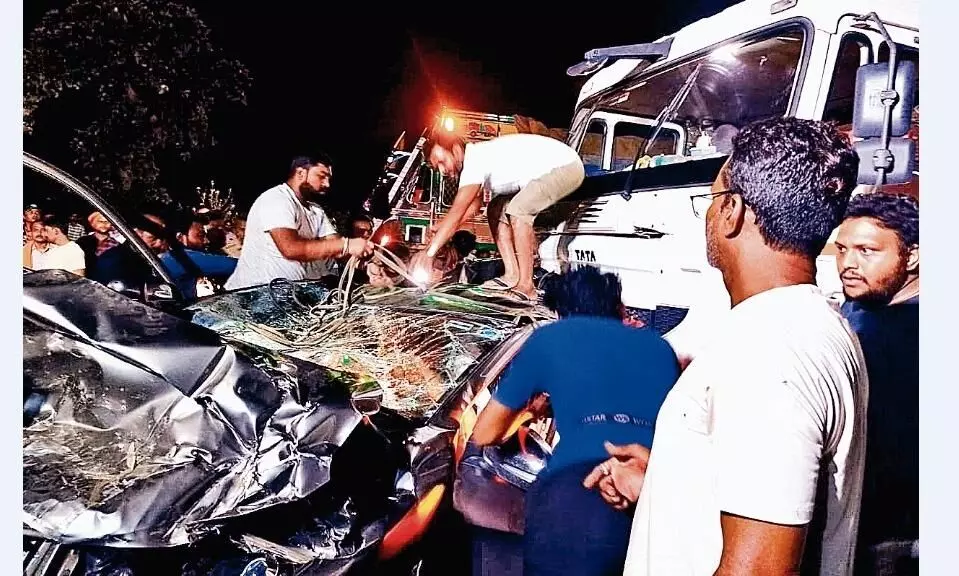 रायपुर से लौट रहे कार सवारों को ट्रक ने मारी टक्कर, एक की मौत, 5 घायल
