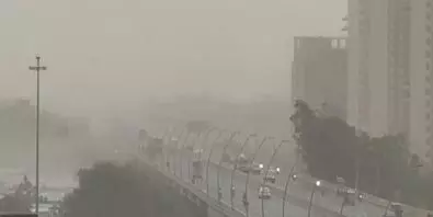 दोपहर में अंधेरे में ढंकी दिल्ली, धूल भरी आंधी और तूफान के साथ मॉनसून ने ली खतरनाक एंट्री दोपहर में अंधेरे में ढंकी दिल्ली, धूल भरी आंधी और तूफान के साथ मॉनसून ने ली खतरनाक एंट्री