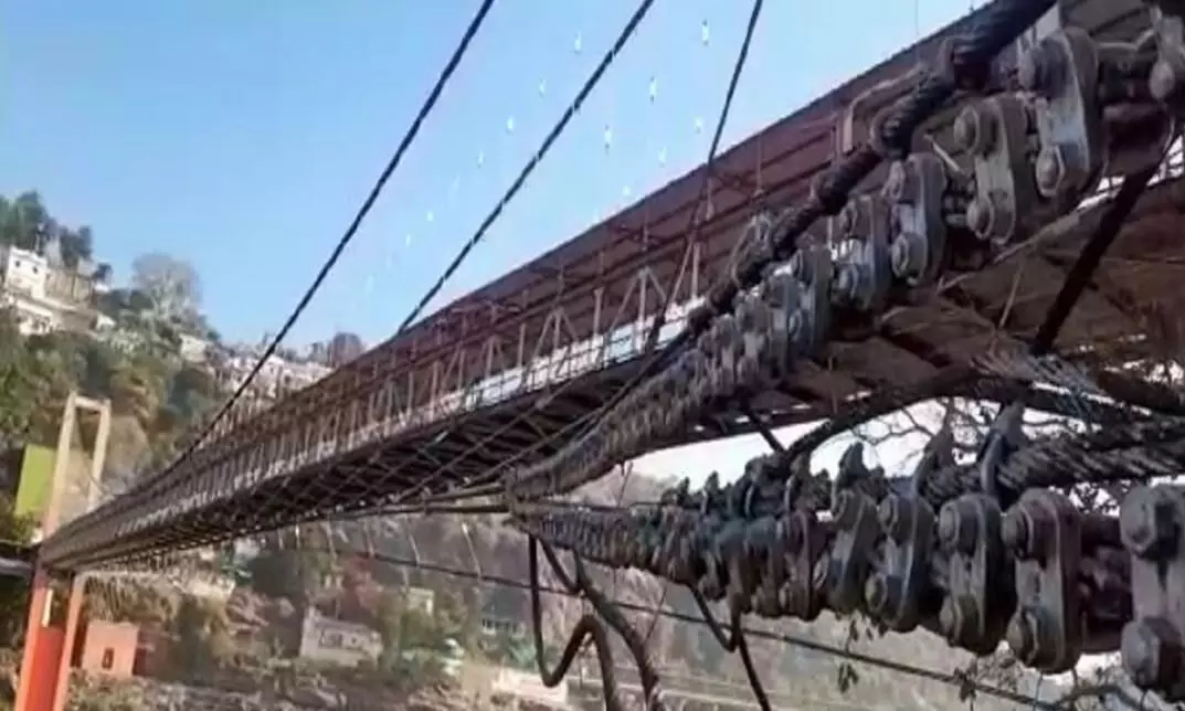 ओंकारेश्वर झूला पुल पर आवागमन बंद, लोडिंग तार की कड़ी टूटी