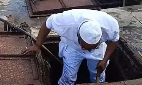 ताजाबाद में सीवेज सफाई में मनपा की लापरवाही, नागरिकों के साथ खुद उतरे चेंबर में उतरे नगरसेवक शकील पटेल ताजाबाद में सीवेज सफाई में मनपा की लापरवाही, नागरिकों के साथ खुद उतरे चेंबर में उतरे नगरसेवक शकील पटेल