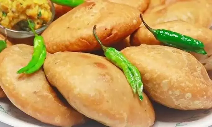 बारिश के मौसम में खस्ता कचौड़ी खाने का है मन लेकिन डाइटिंग ने बांध रखे हैं हाथ, तो इस खास रेसिपी को करें ट्राई, मार्केट का स्वाद नहीं आएगा याद