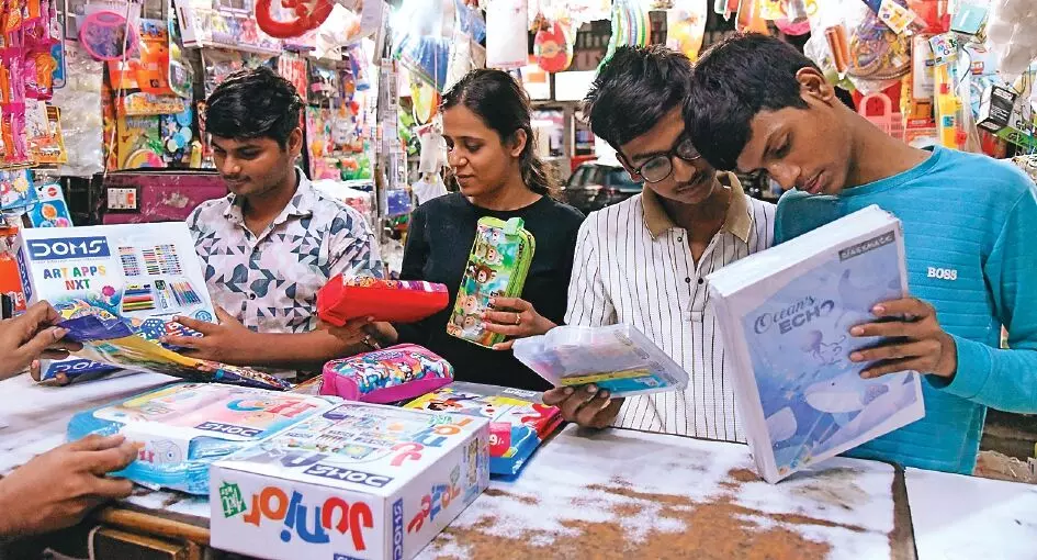 स्कूलों की ब्रांडिंग से बढ़ा बोझ - बैग और टिफिन की कीमतों में जबरदस्त उछाल स्कूलों की ब्रांडिंग से बढ़ा बोझ - बैग और टिफिन की कीमतों में जबरदस्त उछाल
