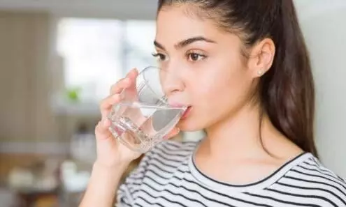 सिर में दर्द और त्वचा रूखी-सूखी? ये संकेत दिखें तो समझ जाइए शरीर में होने लगी है पानी की कमी