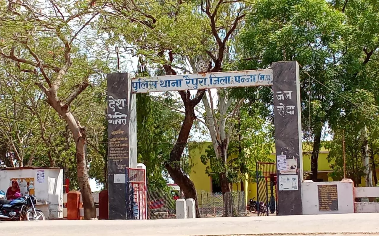 मारपीट के मामले में युवक के साथ पुलिस ने की मारपीट, परिजनों ने लगाये गंभीर आरोप, दो दिनों बाद दर्शाई गिरफ्तारी