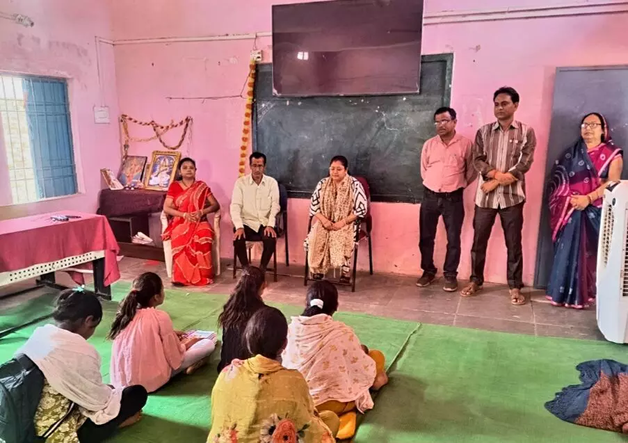 तहसीलदार कोमल सिंह का औचक निरीक्षक, कन्या स्कूल की छात्राओं से किया संवाद