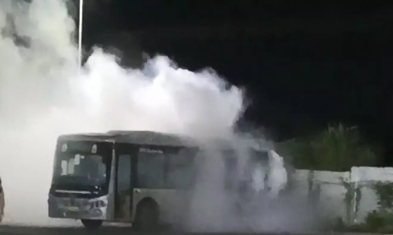 वाठोड़ा डिपो में खड़ी मनपा की बस में हादसा, बैटरी जलने से हुआ लाखों का नुकसान
