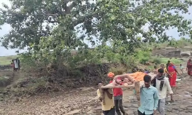 खटिया से नदी पार कराते वक्त हुई डिलेवरी, एम्बुलेंस नहीं पहुंची तो जच्चा-बच्चा को बाइक से अस्पताल पहुंचाया