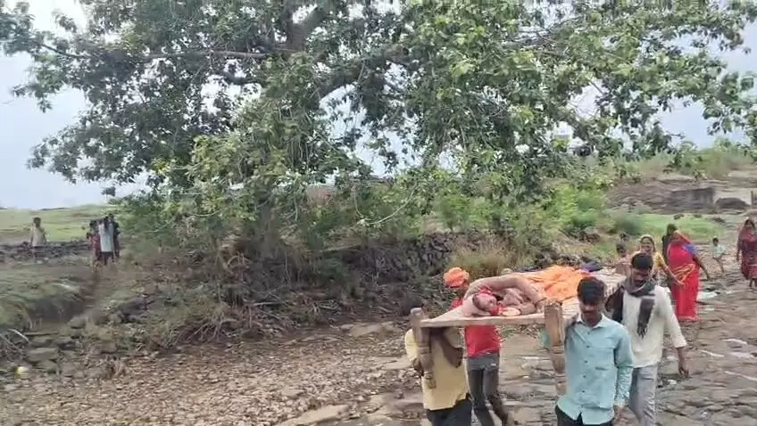 खटिया से नदी पार कराते वक्त हुई डिलेवरी, एम्बुलेंस नहीं पहुंची तो जच्चा-बच्चा को बाइक से अस्पताल पहुंचाया