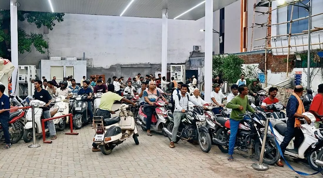 एक ऑयल कंपनी के स्टॉक में कमी आने से दर्जनों पंपों पर पेट्रोल की बढ़ी किल्लत