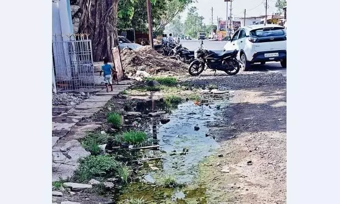 महीनों से नाली का निर्माण अधूरा, बारिश में होगा क्या, यह सोचकर ही घबरा रहे लोग