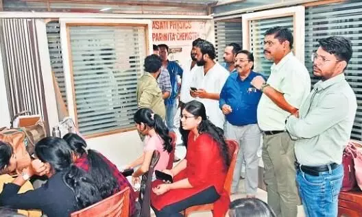 न फायर सेफ्टी न इमरजेंसी गेट, नियम विरुद्ध चल रहे पांच कोचिंग सेंटर सील