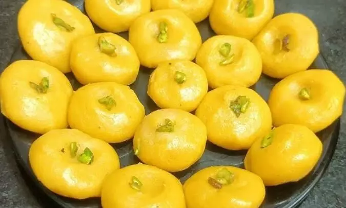 मिठाई खाने का हो रहा है मन? घर पर बनाएं ये शानदार मैंगो मिल्क पेड़ा, खाकर आ जाएगा आनंद