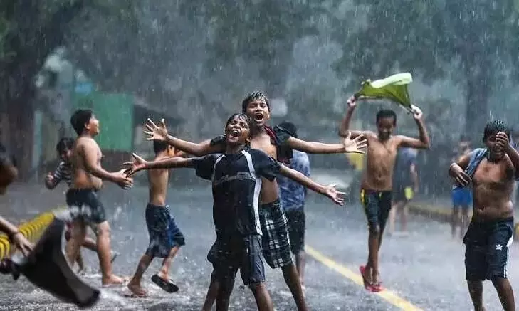 बारिश के मौसम में अपने बच्चों की डाइट में बिल्कुल भी ना करें इन चीजों को शामिल, हो सकती है परेशानी