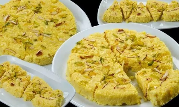 घर पर मेहमानों का कराएं घर की बनी स्वादिष्ट और हेल्दी मिठाई, 10 मिनट में तैयार हो जाएगा केसर मिल्क केक, यहां देखें पूरी रेसिपी