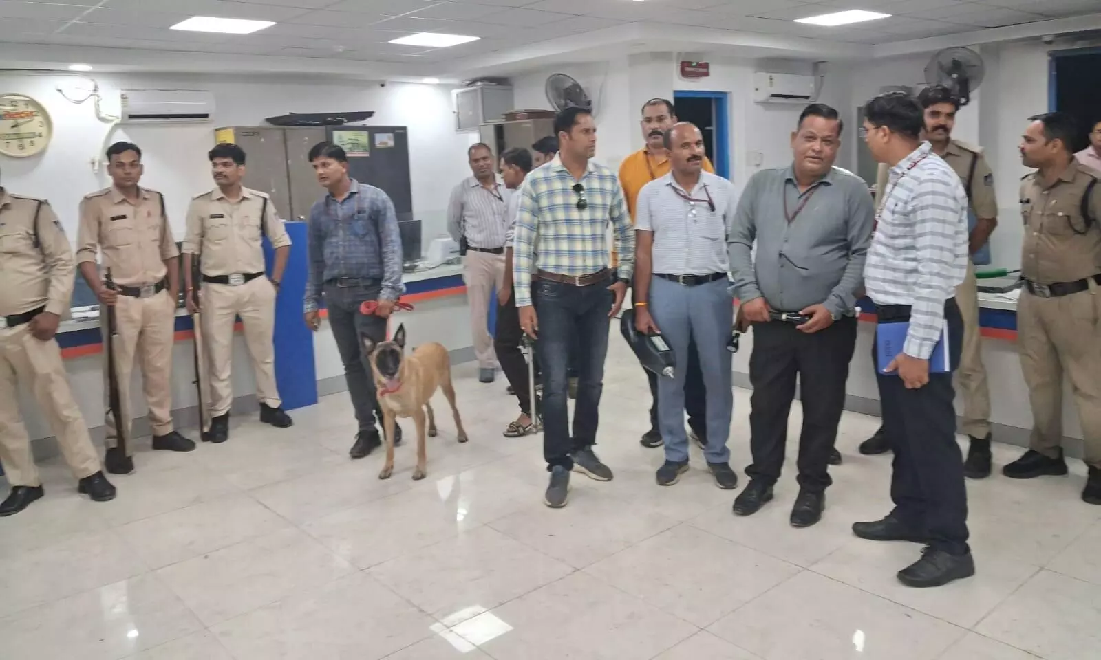 24 घंटे से ज्यादा समय बैंक के अंदर बंद रहा आरोपी, सीसीटीवी से करता रहा निगरानी
